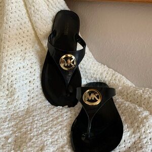 Preloved Michael Kors black jello gold logo flip flop Size 8